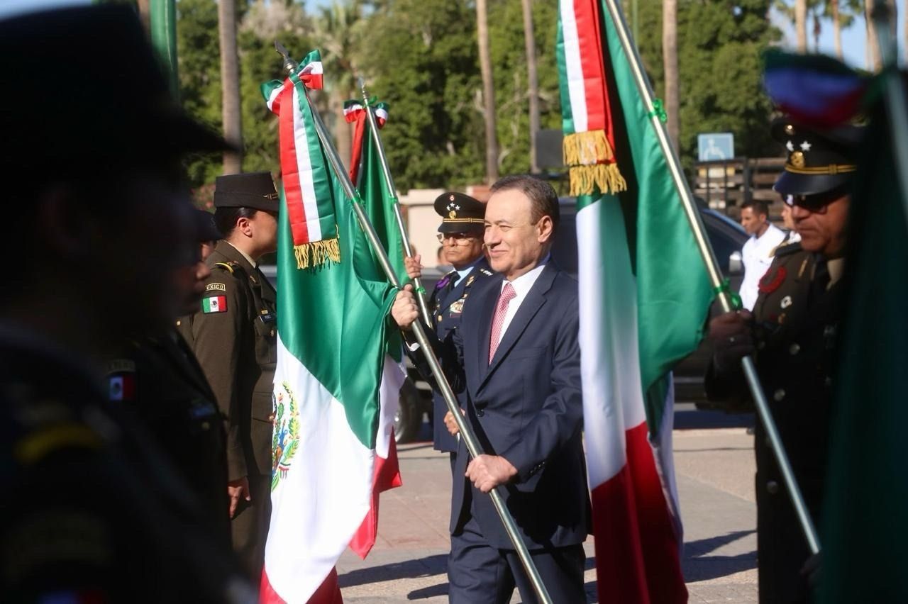 Gobernador Durazo encabeza ceremonia del Día de la Bandera