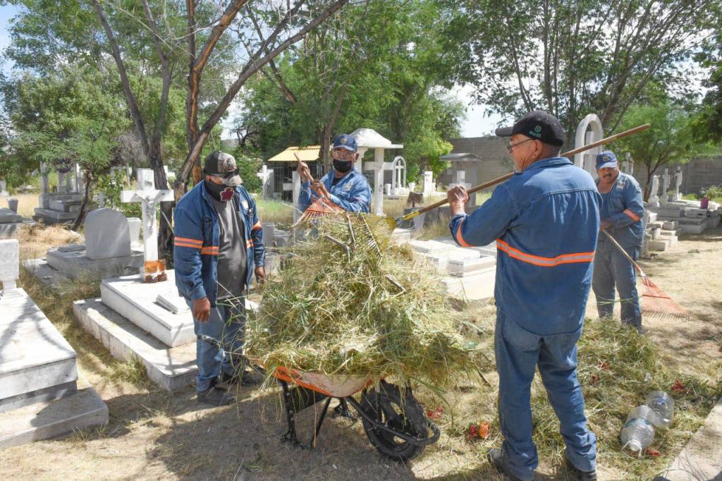 Preparativos en Panteones de Hermosillo para el Día de las&nbsp;Madres