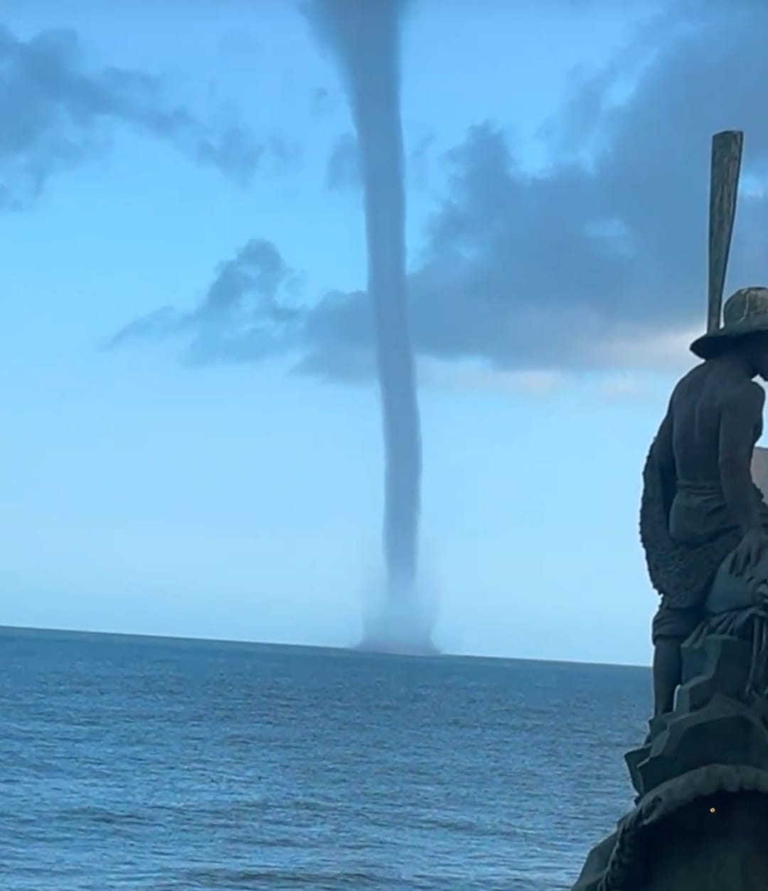 Tromba marina sorprende en Puerto Peñasco