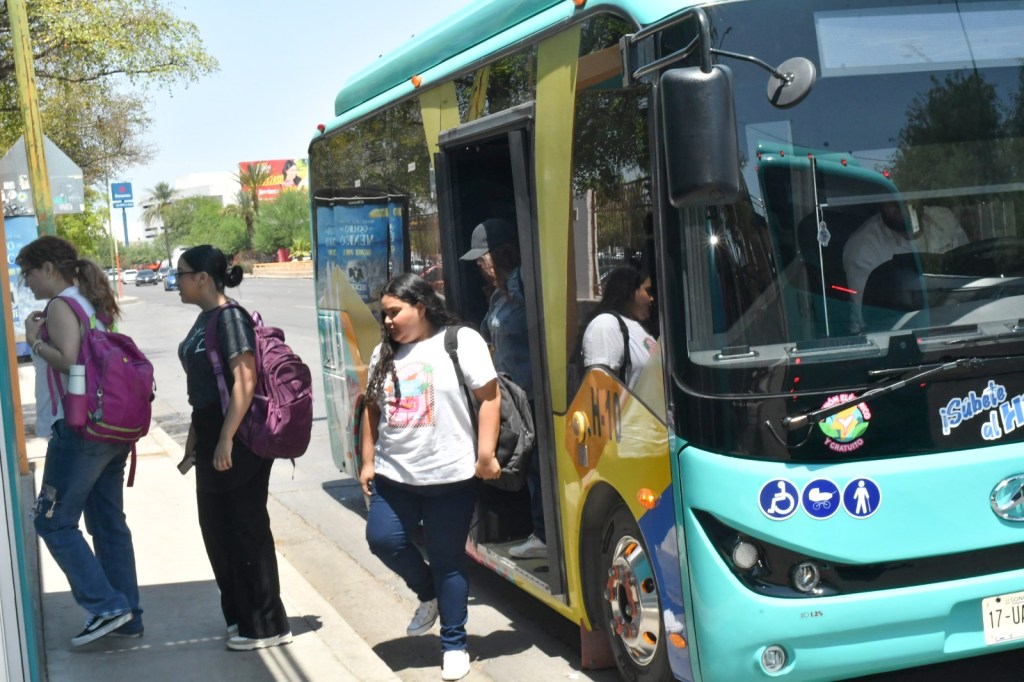 Estudiantes resaltan beneficios del transporte eléctrico H&nbsp;Bus
