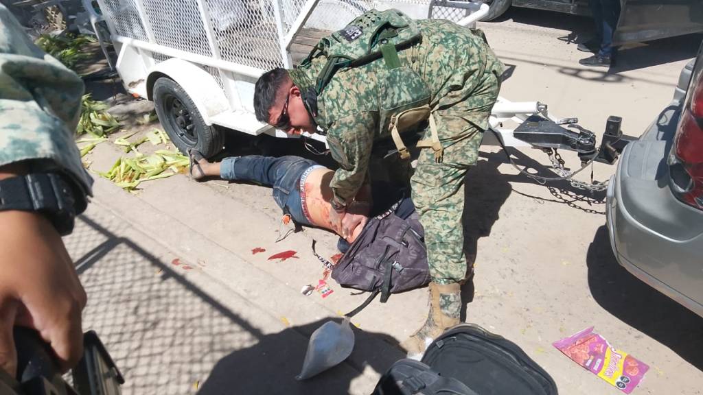 Militares auxilian a hombre herido de bala en&nbsp;Hermosillo