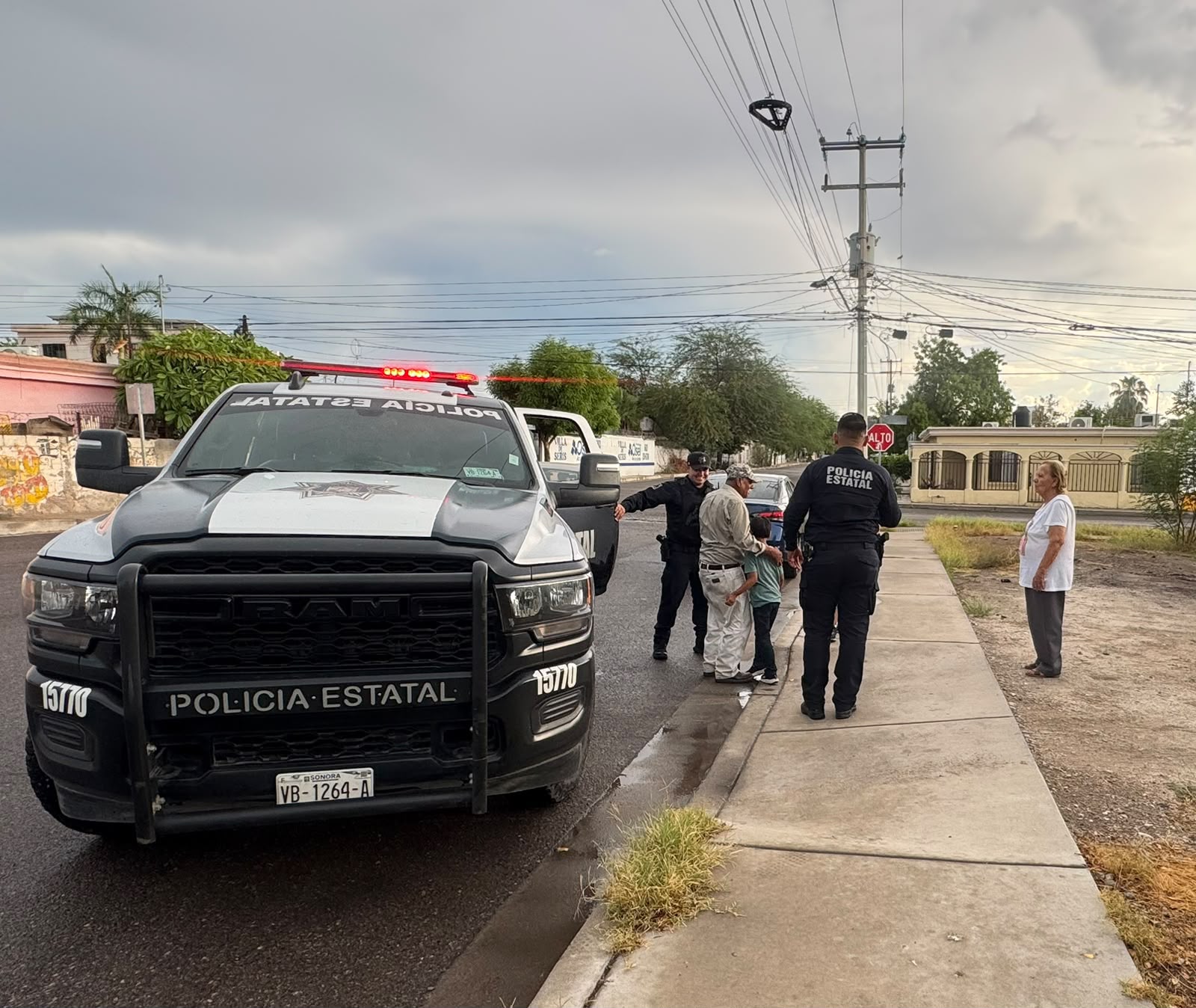 Policía Estatal auxilia a adulto mayor desorientado en Hermosillo
